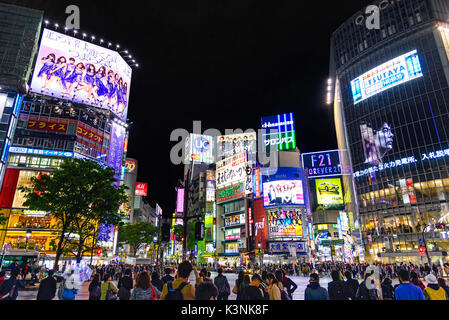 Tokyo, Japan - 21. April 2014: Blick von Shibuya, Bezirk in der Nacht. Shibuya ist als eines der Zentren der Mode Japan bekannt Stockfoto