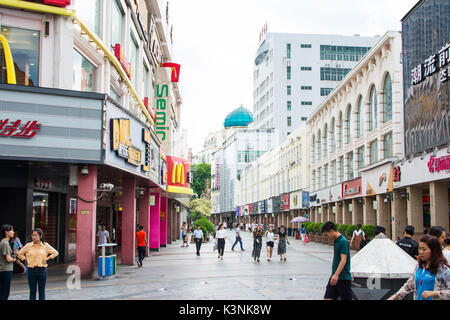 GUILIN, CHINA - Juni 9, 2017: Die Menschen in den Zhengyang, berühmten Walking Street für Erholung und Shopping, zhengyang Walking Street ist das Zentrum der touri Stockfoto