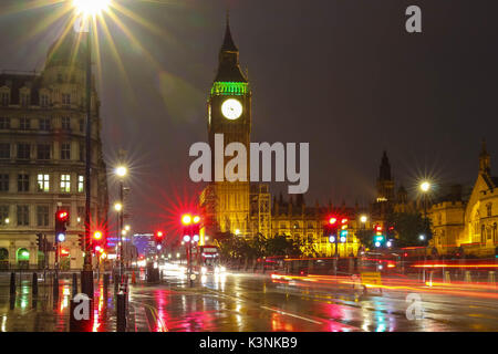 Der Big Ben Tower im regnerischen Nacht, London, Vereinigtes Königreich. Stockfoto