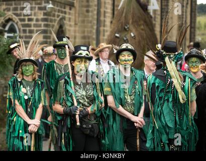 Sutton Masque Morris Dancers, die eine rushbearing Prozession begleiten, eine Tradition mit Ursprung dating Jahrhunderte zurück, während der Sowerby Bridge Rushbearing Festival in Yorkshire. Stockfoto