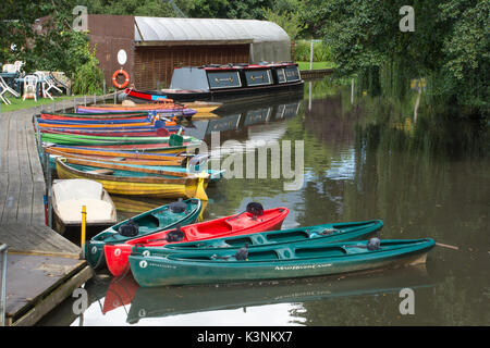 Bunte rudern Boote auf dem Fluss Wey bei Farncombe Boat House in der Nähe von Godalming, Surrey, Großbritannien Stockfoto