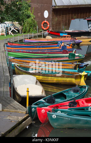 Bunte rudern Boote auf dem Fluss Wey bei Farncombe Boat House in der Nähe von Godalming, Surrey, Großbritannien Stockfoto