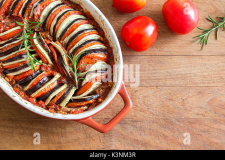 Ratatouille - traditionelle französische Provence Gemüse im Backofen zubereitet. Diät vegetarisch Vegan essen - Ratatouille Kasserolle. Stockfoto