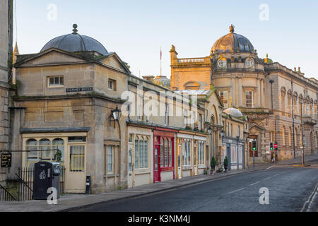 Badewanne Pulteney Bridge, Blick auf die Geschäfte auf der Südseite der Pulteney Bridge in Bath, Somerset, England, UK. Stockfoto