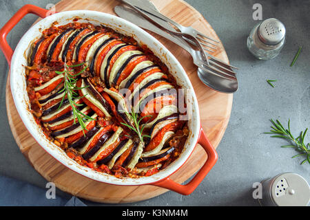 Ratatouille - traditionelle französische Provence Gemüse im Backofen zubereitet. Diät vegetarisch Vegan essen - Ratatouille Kasserolle. Stockfoto