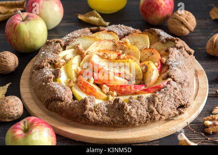 Apple Galette. Gesunde hausgemachtem Vollkorn Früchte Torte (Galette) mit organischen Äpfel, Walnüsse, Zimt und Zucker braun, vegan vegetarisch Herbst Dessert Stockfoto