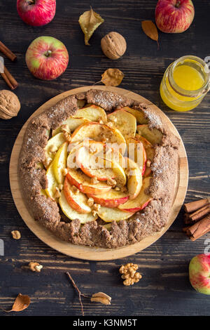 Apple Galette. Gesunde hausgemachtem Vollkorn Früchte Torte (Galette) mit organischen Äpfel, Walnüsse, Honig und Zimt, vegan vegetarisch Herbst Dessert Lebensmittel Stockfoto