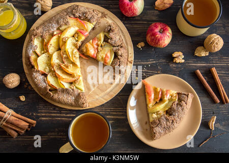 Herbst Frühstück mit Kaffee und Apfelkuchen. Hausgemachte saisonale Bio - apple Galette mit Honig, Nüssen und Zimt zum Erntedankfest. Stockfoto