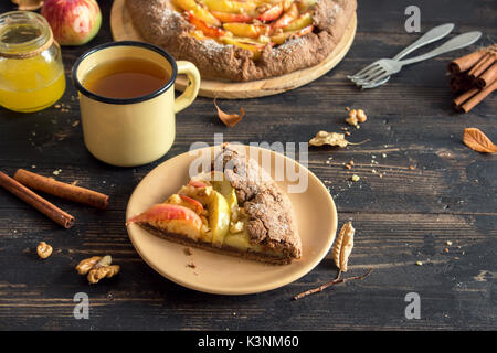 Herbst Frühstück mit Kaffee und Apfelkuchen. Hausgemachte saisonale Bio - apple Galette mit Honig, Nüssen und Zimt zum Erntedankfest. Stockfoto