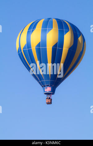 Blaue und gelbe Heißluftballon Stockfoto