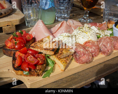 Eine Auswahl an Aufschnitt und italienisches Essen zu Mittag Stockfoto