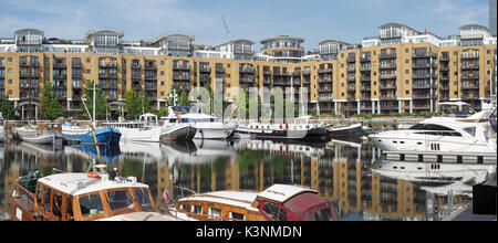 Blick auf die Boote im St. Katharine Docks in London UK günstig