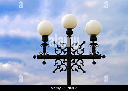 Straßenlaterne gegen den blauen Himmel in Tschernigow, Ukraine Stockfoto