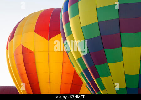 In der Nähe der bunten Heißluftballons Stockfoto