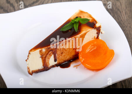 Käsekuchen mit Schokolade und Aprikose Stockfoto