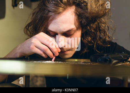 Droge Teenager halten einen gerollten Bill während snorting süchtig c Stockfoto