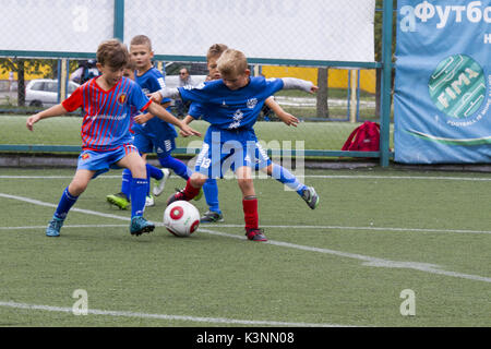 Trainings- und Fußballspiel zwischen Jugend Fußball-Teams. Jungen spielen Fussball Spiel. Harter Wettbewerb zwischen den Spielern laufen und kicken Fußball ba Stockfoto