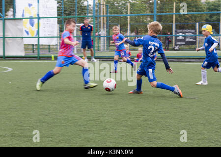 Trainings- und Fußballspiel zwischen Jugend Fußball-Teams. Jungen spielen Fussball Spiel. Harter Wettbewerb zwischen den Spielern laufen und kicken Fußball ba Stockfoto