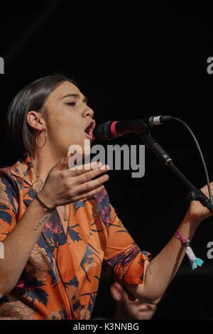 Nadine Shah live auf der Bühne im Garten 2017 Ende der Straße Festival in Larmer Tree Gardens in Dorset. Stockfoto