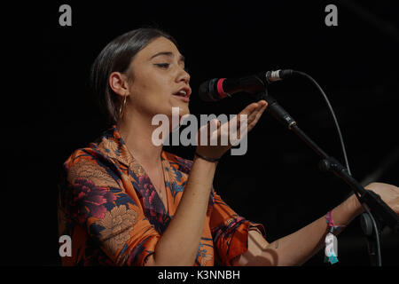 Nadine Shah live auf der Bühne im Garten 2017 Ende der Straße Festival in Larmer Tree Gardens in Dorset. Stockfoto