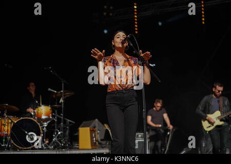 Nadine Shah live auf der Bühne im Garten 2017 Ende der Straße Festival in Larmer Tree Gardens in Dorset. Stockfoto