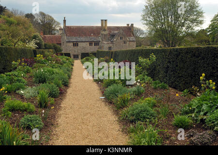 Mottistone Manor House auf der Isle of Wight mit den formalen Gärten eine Steintreppe mit Wänden und symmetrische Pflanzen angelegten Gärten Stockfoto