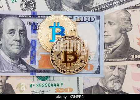 Bitcoins auf Geldscheinen Hintergrund. Hochauflösendes Foto. Stockfoto