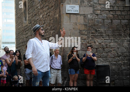 Opernsängerin Durchführung der Toreador Song von Carmen außerhalb der Kapelle de Santa Llucia, Barcelona. Stockfoto