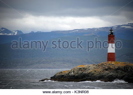 Rot-weiße Leuchtturm in den Beagle Kanal, Ushuaia, Feuerland, Argentinien. Leute nennen es Ende der Leuchtturm der Welt. Der Name ist Les Stockfoto