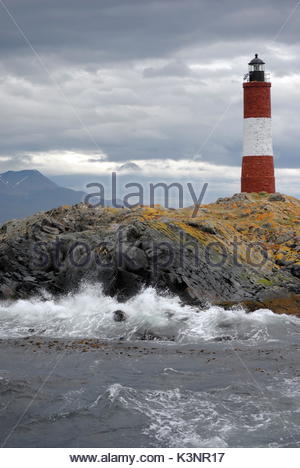 Rot-weiße Leuchtturm in den Beagle Kanal, Ushuaia, Feuerland, Argentinien. Leute nennen es Ende der Leuchtturm der Welt. Der Name ist Les Stockfoto