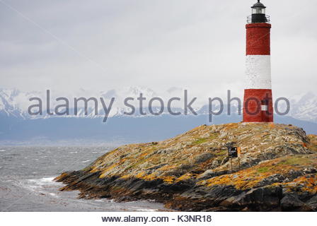 Rot-weiße Leuchtturm in den Beagle Kanal, Ushuaia, Feuerland, Argentinien. Leute nennen es Ende der Leuchtturm der Welt. Der Name ist Les Stockfoto