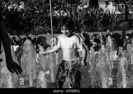 Manchester, Großbritannien - 15 August, 2017: Kinder spielen am Piccadilly Gärten Brunnen im Stadtzentrum von Manchester an einem sonnigen Sommertag Stockfoto