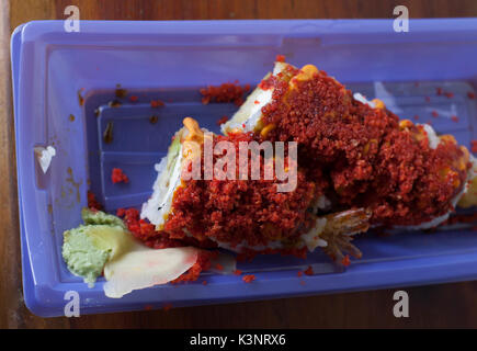 Nahaufnahme einer Rolle des spicy Shrimp Tempura sushi Stockfoto