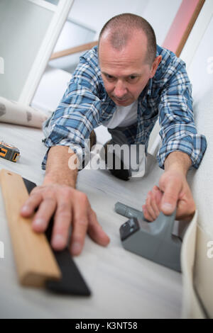 Kaufmann zur Festlegung von Linoleum Boden Stockfoto