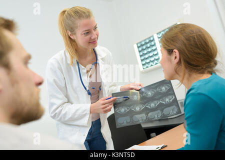 Gerne Ärztin lesen xray Ergebnisse zu koppeln. Stockfoto