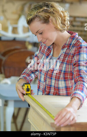 Messung am Gebäude Bauholz Stockfoto