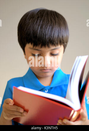 Kid lesen Buch. Junge mit Buch. Kid Blick in das Buch. Stockfoto