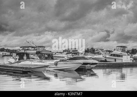 Schwarz-weiß Fotografie Boote sicher in den Hafen von Orillia Ontario Kanada günstig wie ein Sturm Overhead. Stockfoto