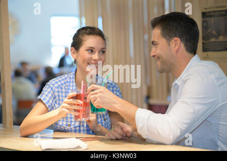 Junges Paar holding Cocktails in einer Bar Stockfoto