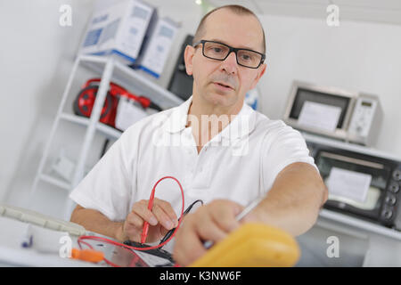 Mann mit einem elektronischen Messgerät Stockfoto