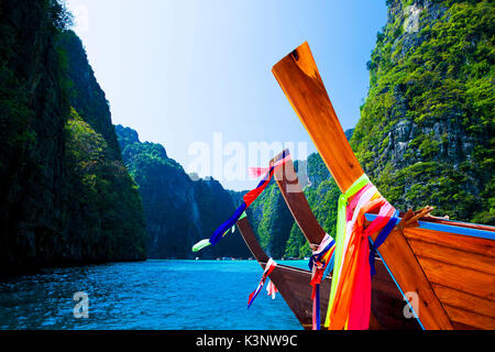Thailand Strand Meereslandschaft mit Ring der steilen Kalksteinfelsen und traditionellen hellen Longtail Boote parken, Maya Bay, Ko Phi Phi Lee Island, Phi Phi arc Stockfoto