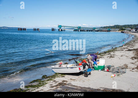 Fischer der Vorbereitung seines schmuddelig am Strand Krabben zu gehen Stockfoto