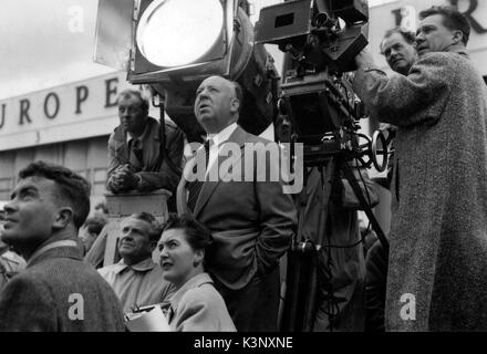 Der Mann, der zuviel wusste [USA 1956] Regisseur Alfred Hitchcock, Technischer Berater KONSTANZ WILLIS [unten] Hitchcock und nicht identifizierte Kamera crew Datum: 1956 Stockfoto