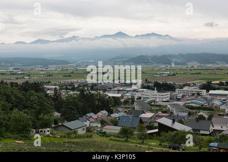 Mount Tokachidake und der Daisetsuzan Bereich steigt über die Ebenen von Nakafurano, Hokkaido, Japan Stockfoto