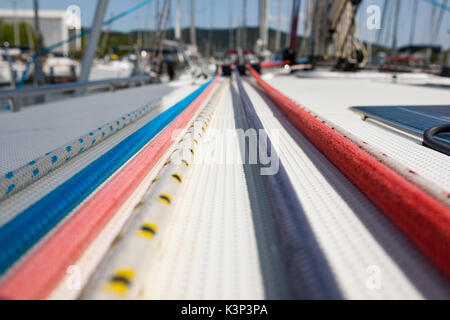 Schote, Seile, Platten, Spille, klampe Bausteine, Riemenscheiben, - Segel Yacht Equipment und Lösungen auf der Yacht. Nautische Welt. Stockfoto