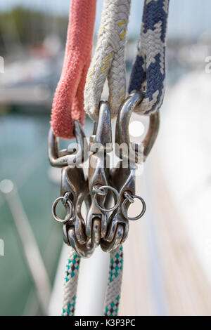 Schote, Seile, Platten, Spille, klampe Bausteine, Riemenscheiben, - Segel Yacht Equipment und Lösungen auf der Yacht. Nautische Welt. Stockfoto