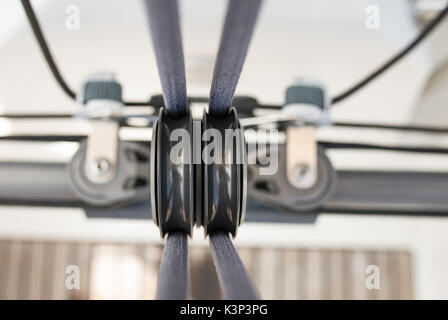 Schote, Seile, Platten, Spille, klampe Bausteine, Riemenscheiben, - Segel Yacht Equipment und Lösungen auf der Yacht. Nautische Welt. Stockfoto