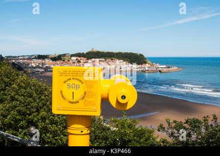 Ein gelbes Meer Teleskop mit Blick auf South Bay Scarborough, North Yorkshire, England. SCARBOROUGH, North Yorkshire, Großbritannien - 10.August 2017 Stockfoto