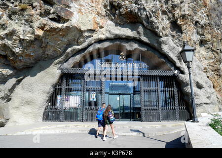 Eingang zu den Paulinischen um Höhle Kirche (sziklatemplom) auf den Gellertberg, Budapest, Ungarn Stockfoto