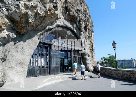 Eingang zu den Paulinischen um Höhle Kirche (sziklatemplom) auf den Gellertberg, Budapest, Ungarn Stockfoto
